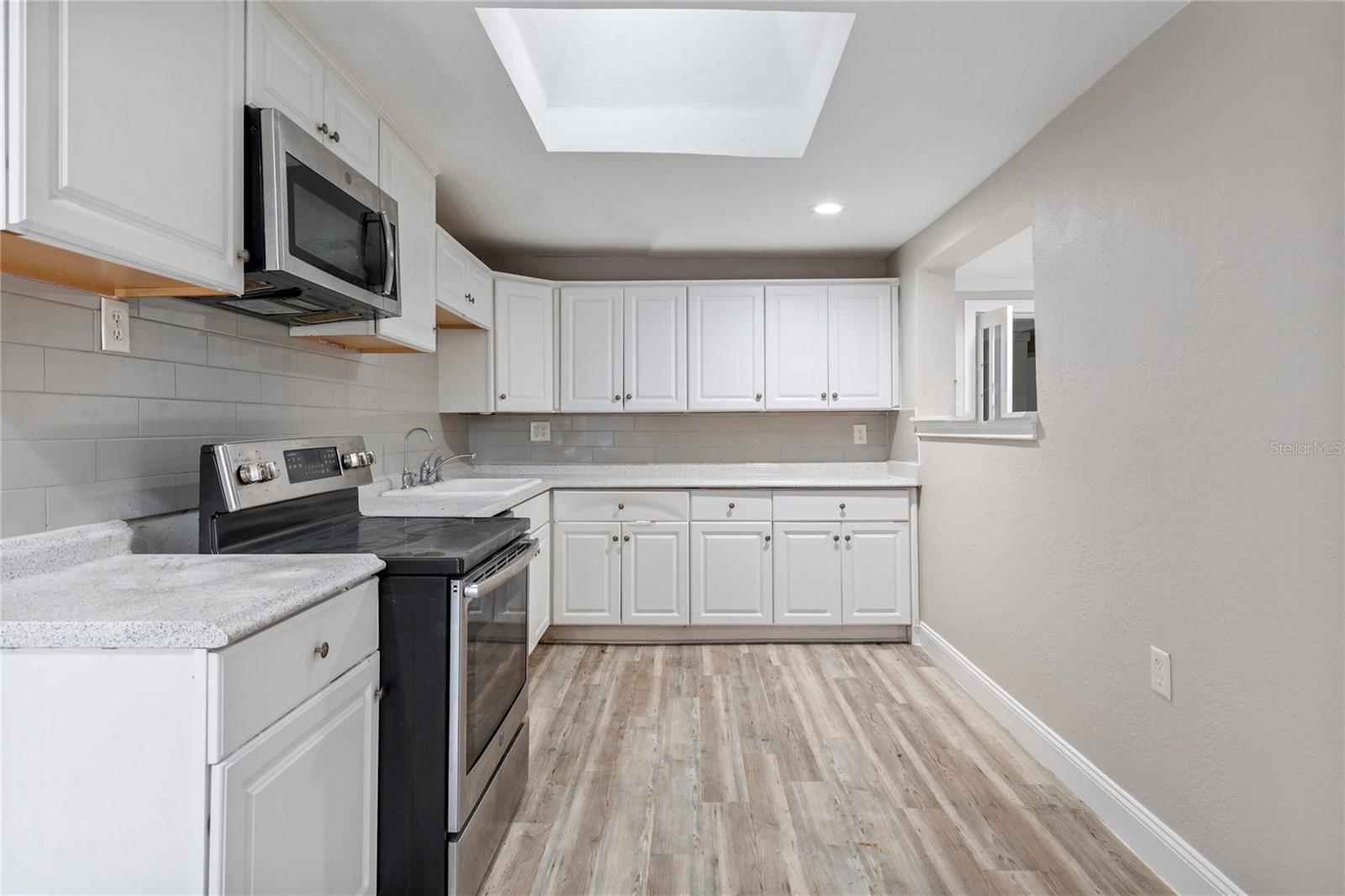 1325 E LAURA ST — photo 6