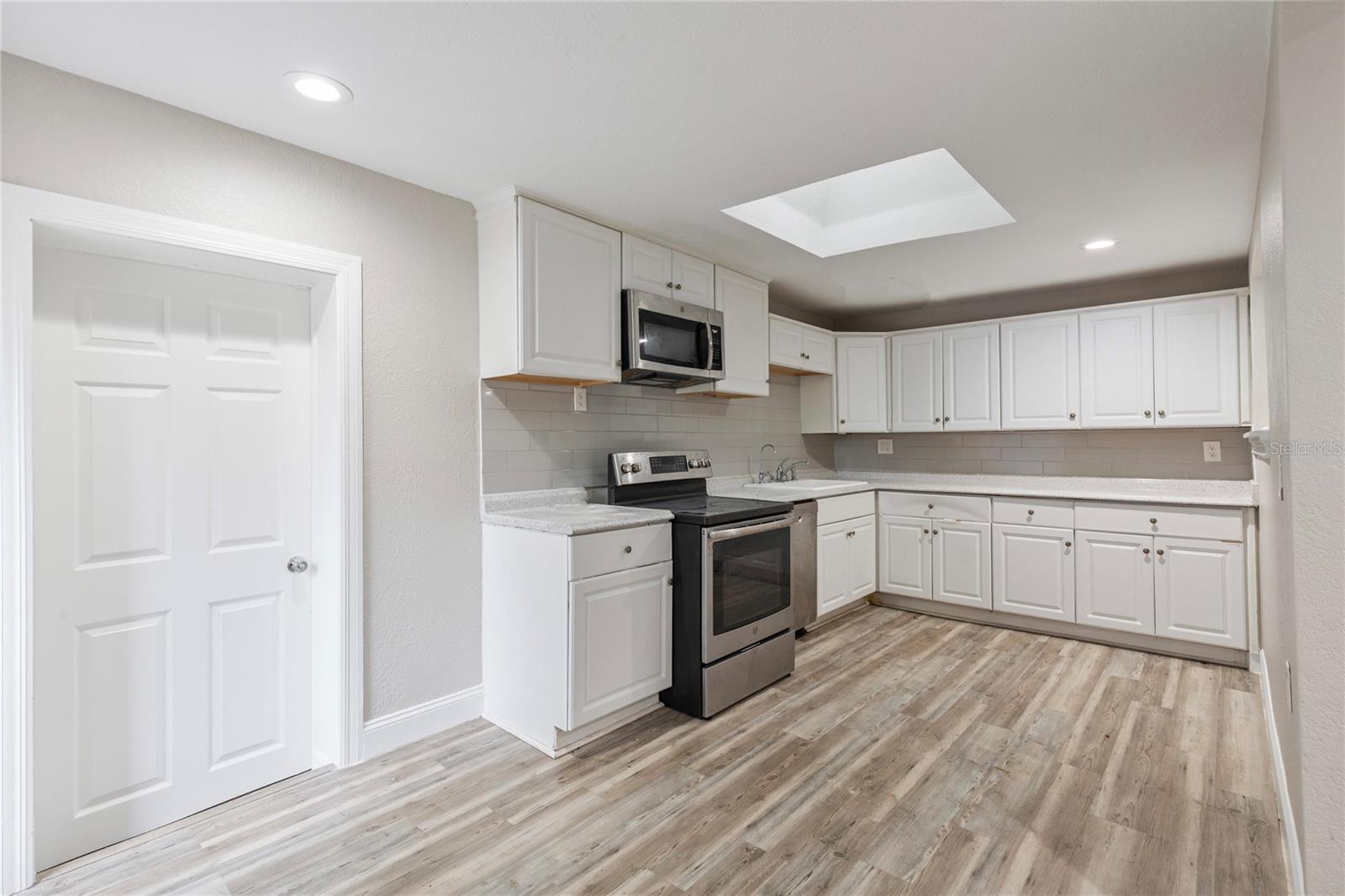 1325 E LAURA ST — photo 5