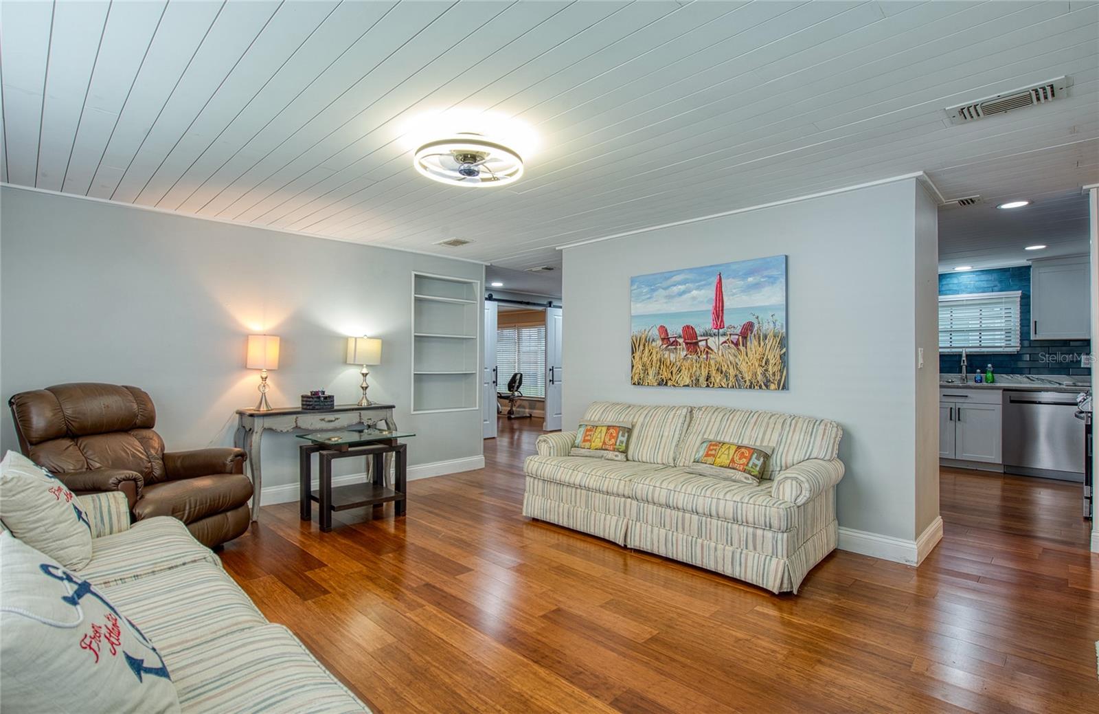 407 DOLPHIN DR S — photo 2