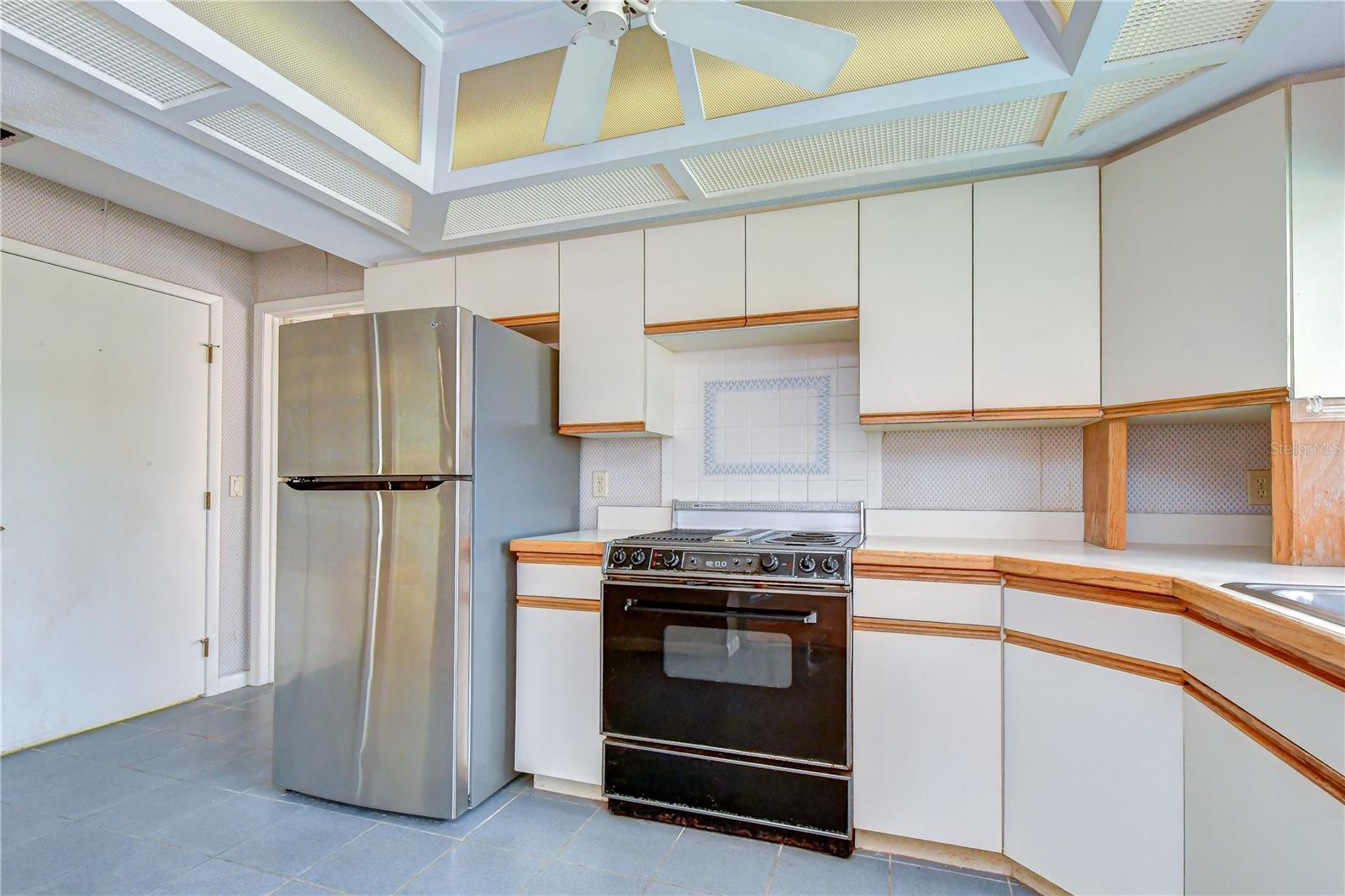 914 S MILLER RD — photo 22