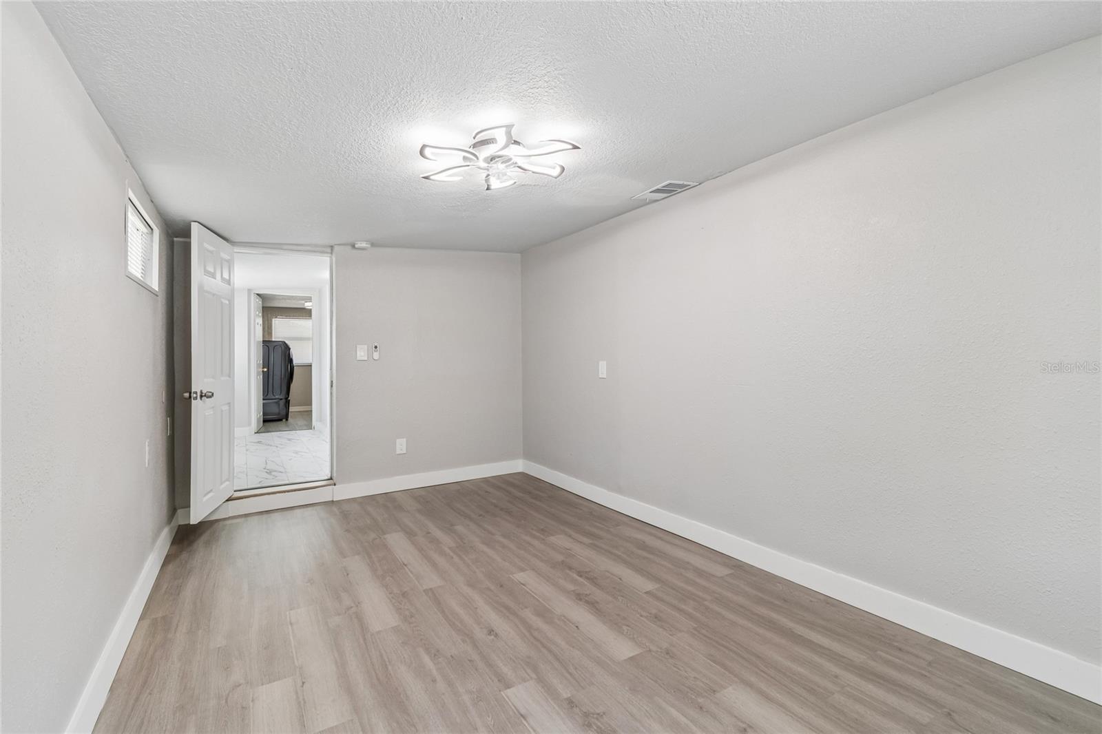 1614 E MAPLE AVE — photo 40