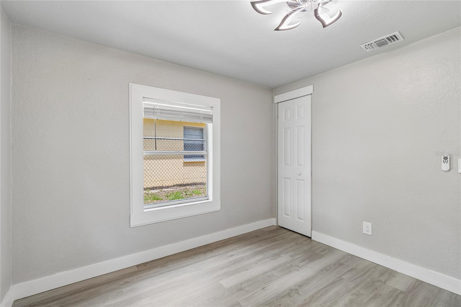 1614 E MAPLE AVE — photo 20