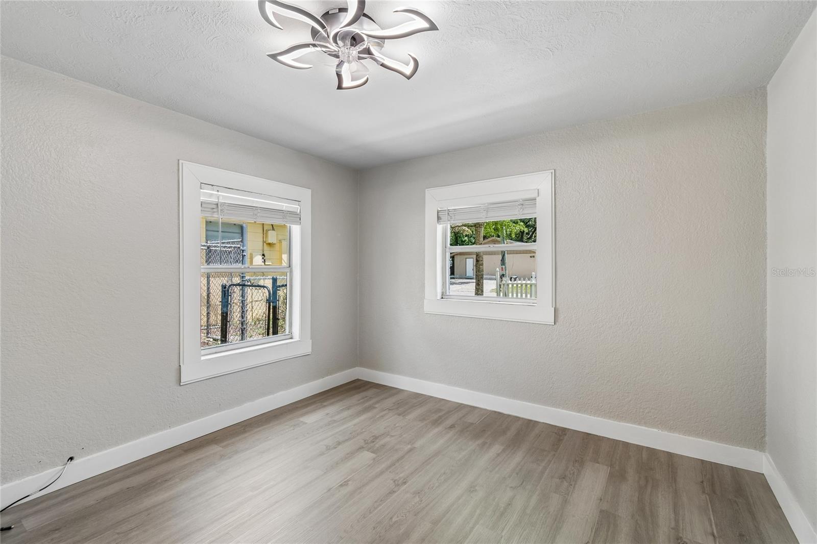 1614 E MAPLE AVE — photo 23