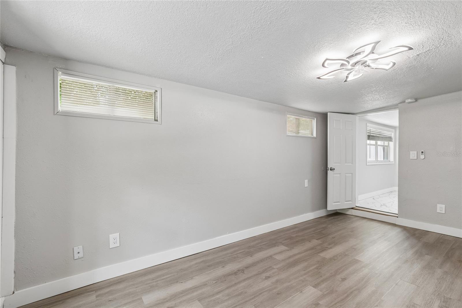 1614 E MAPLE AVE — photo 39