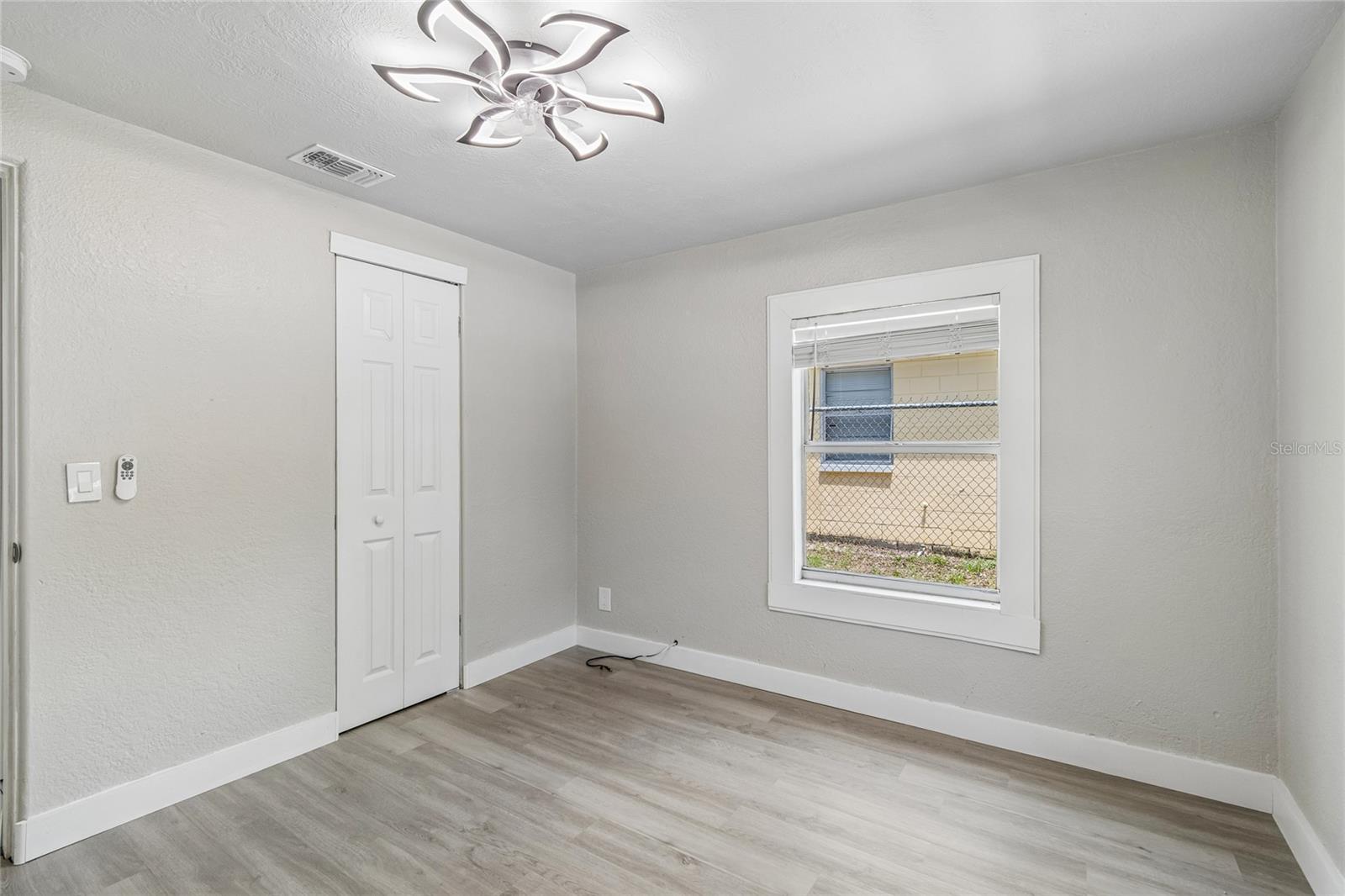 1614 E MAPLE AVE — photo 24