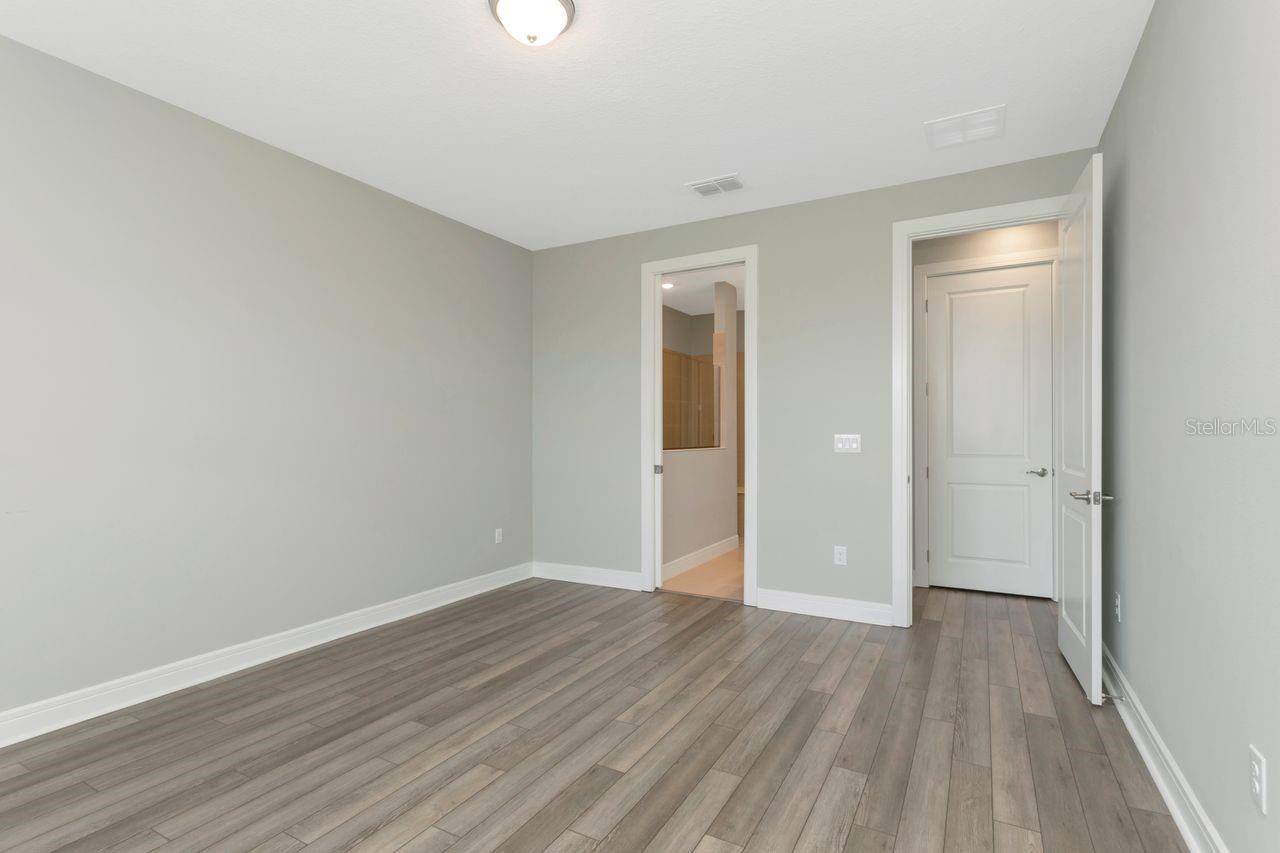 9909 LONGMEADOW AVE — photo 32