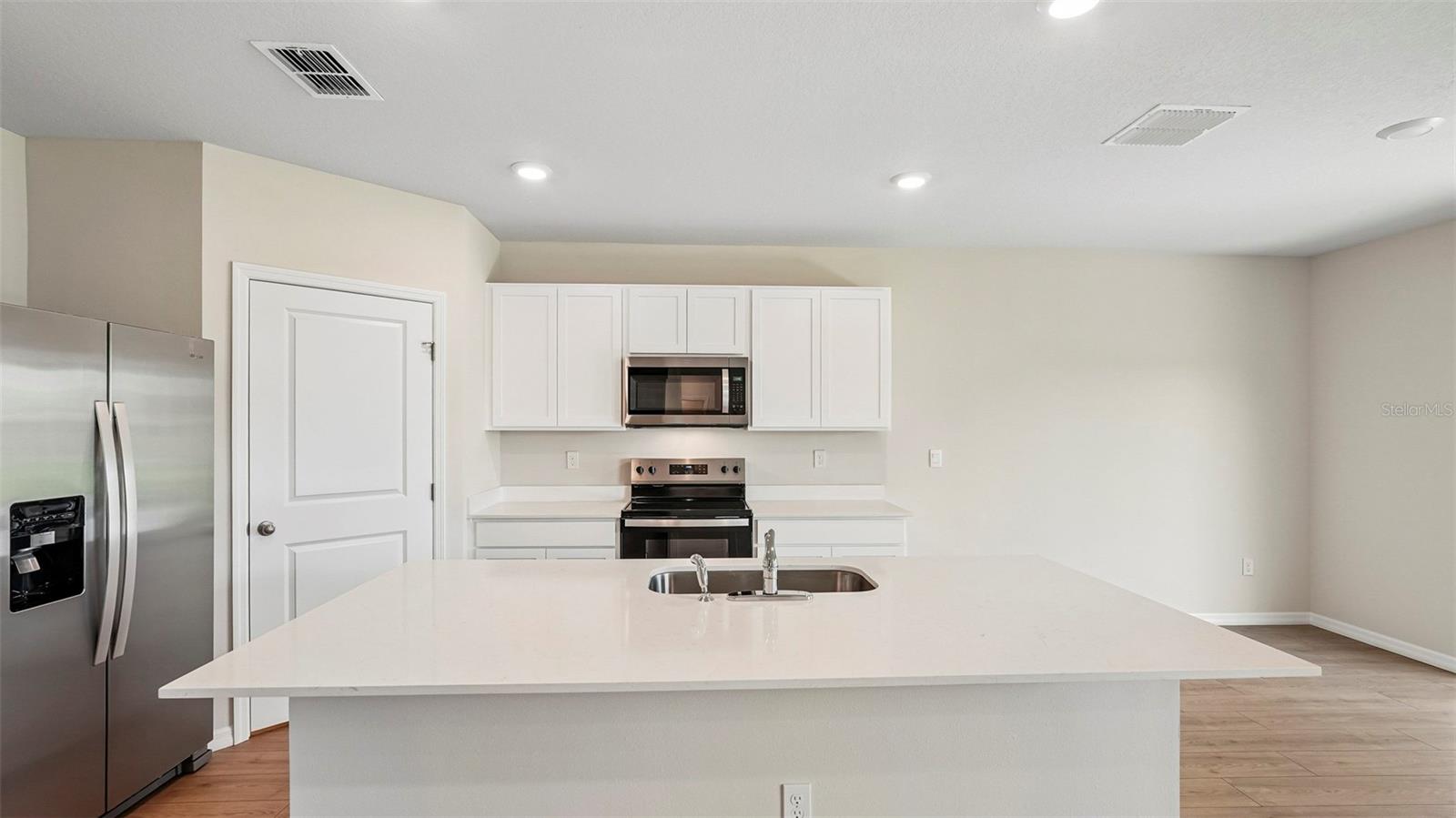 5724 SILVER MOONLIGHT DR — photo 4