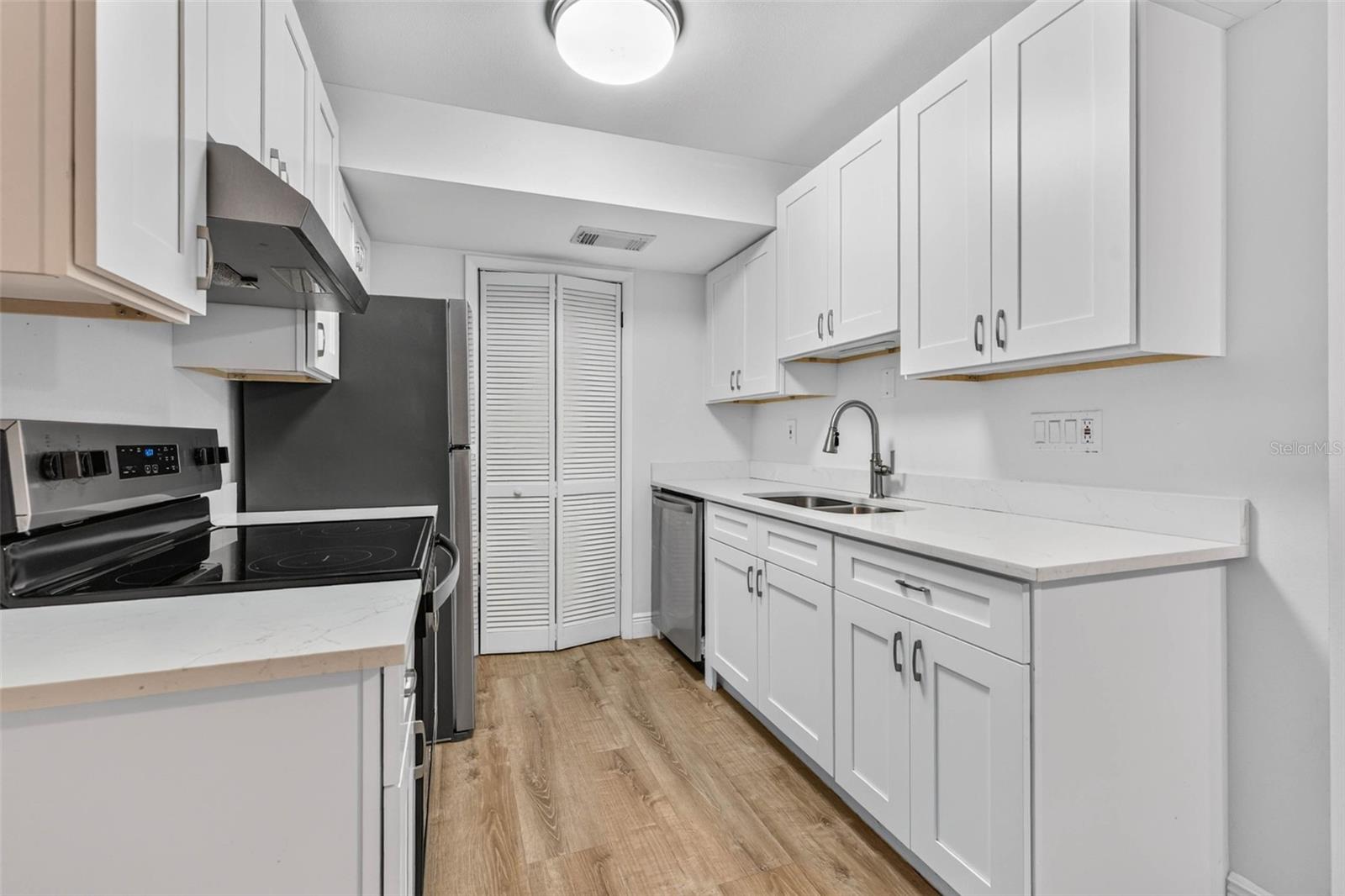 9005 PEBBLE CREEK DR — photo 9