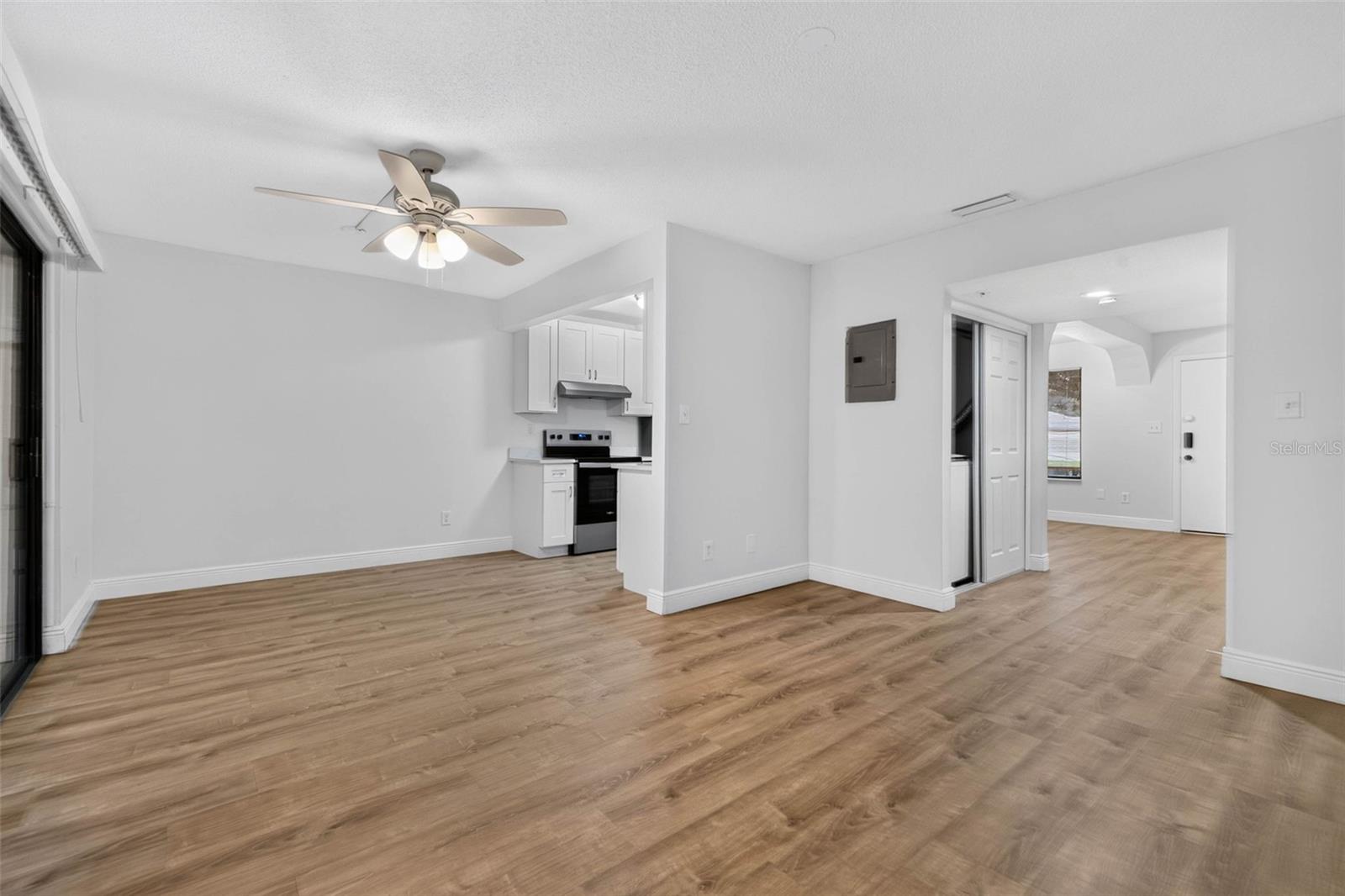 9005 PEBBLE CREEK DR — photo 4