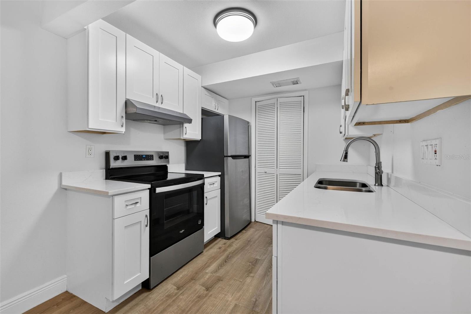9005 PEBBLE CREEK DR — photo 8