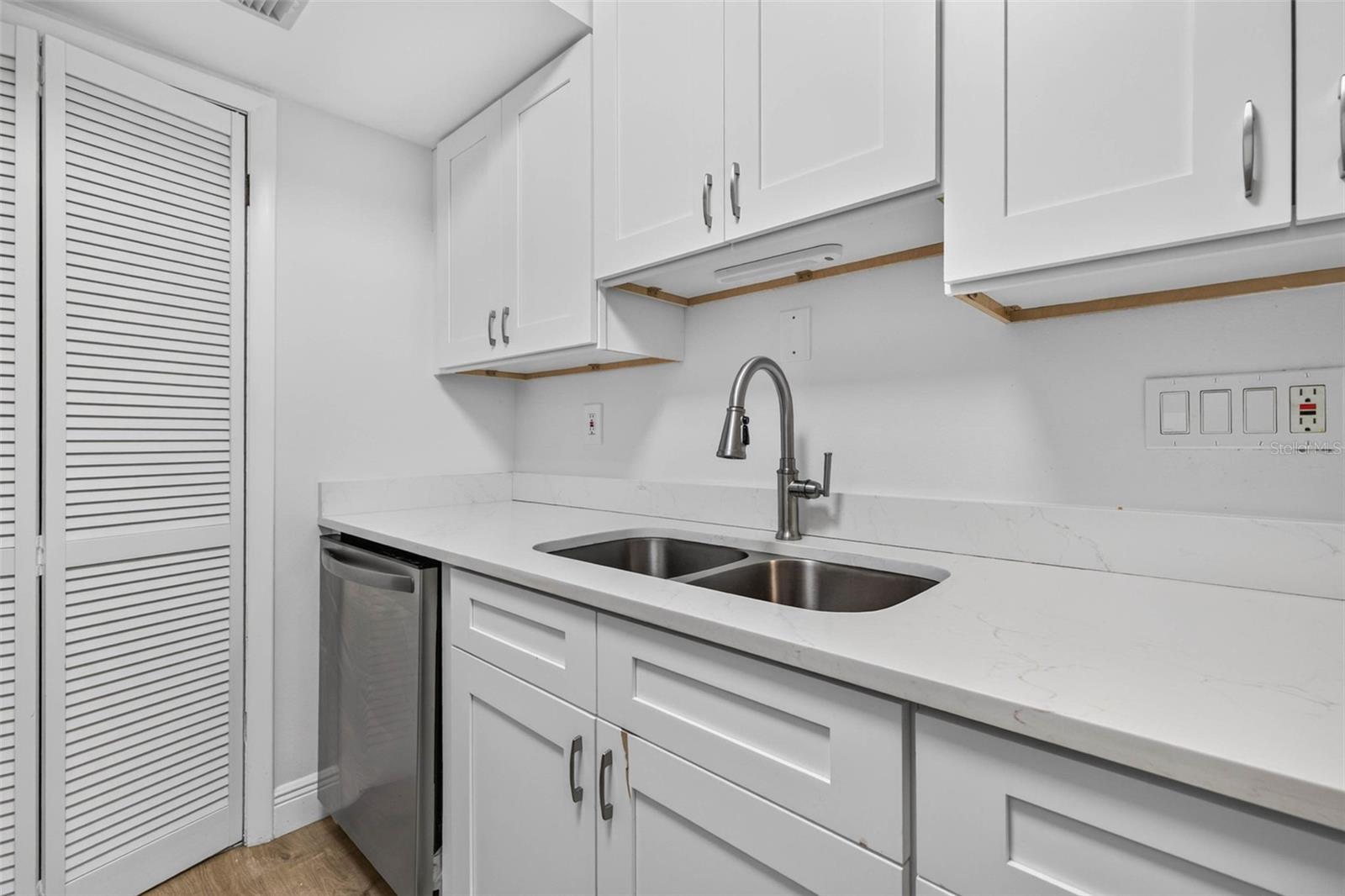 9005 PEBBLE CREEK DR — photo 10