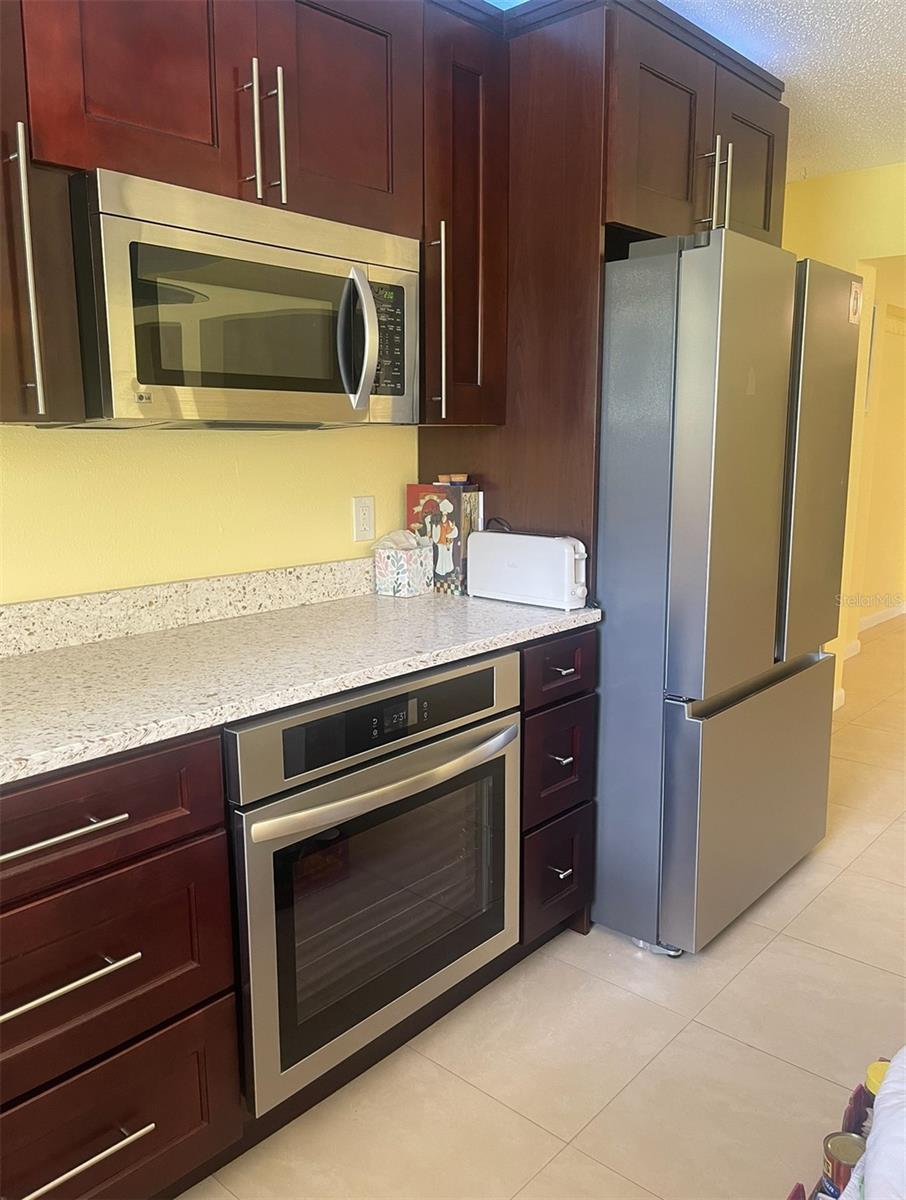 331 SHORE DR E — photo 6