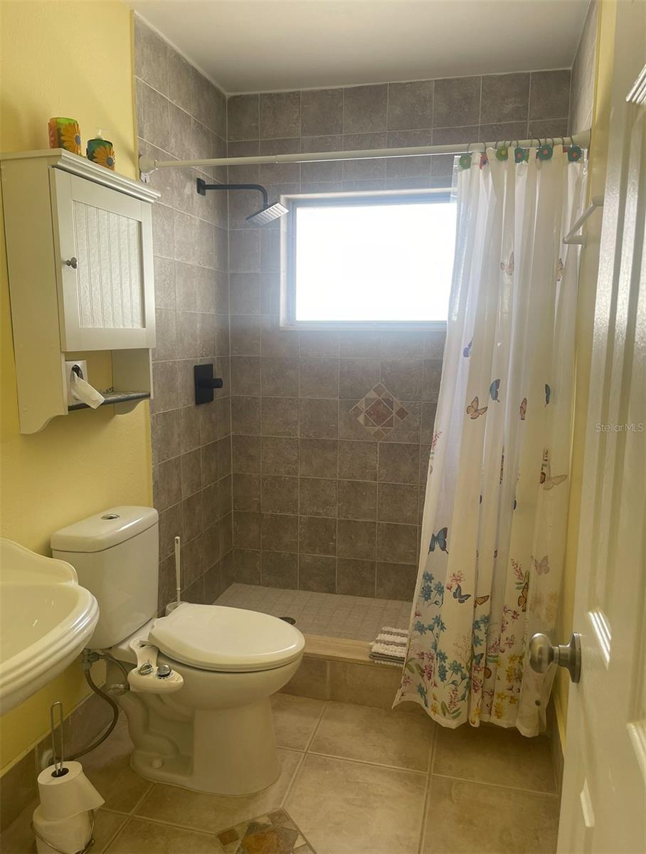 331 SHORE DR E — photo 10