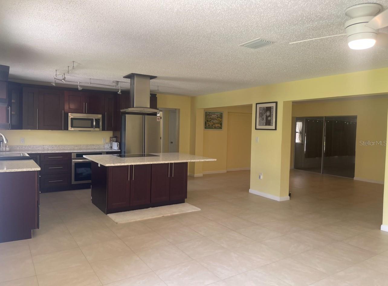 331 SHORE DR E — photo 3