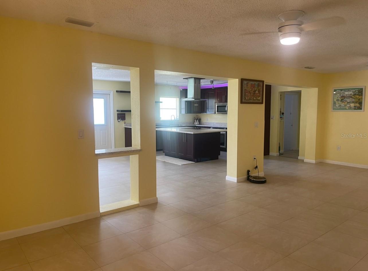 331 SHORE DR E — photo 9