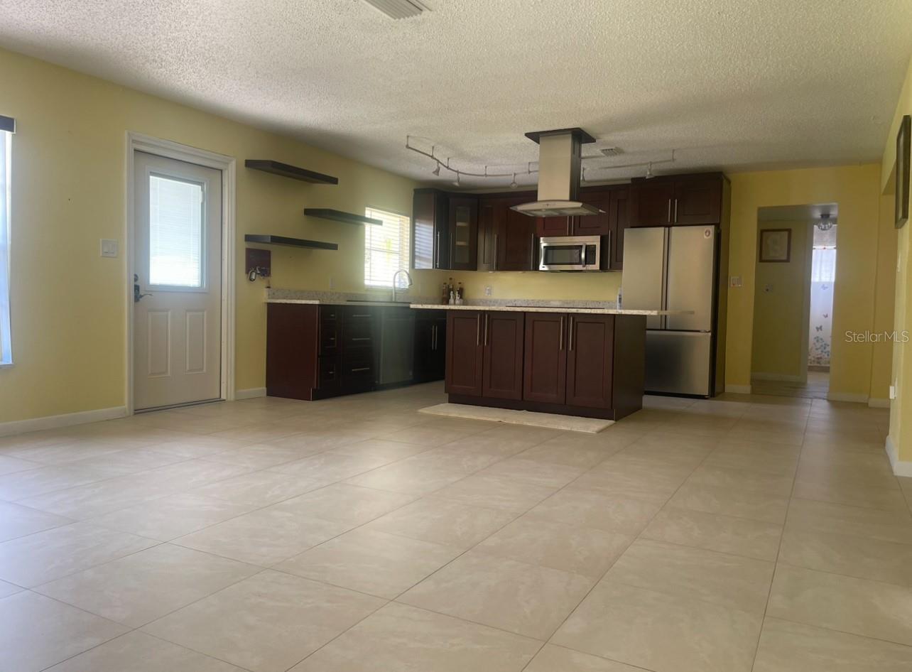 331 SHORE DR E — photo 2