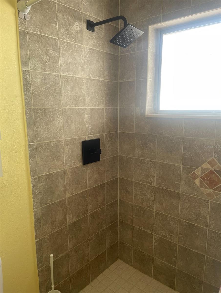 331 SHORE DR E — photo 11