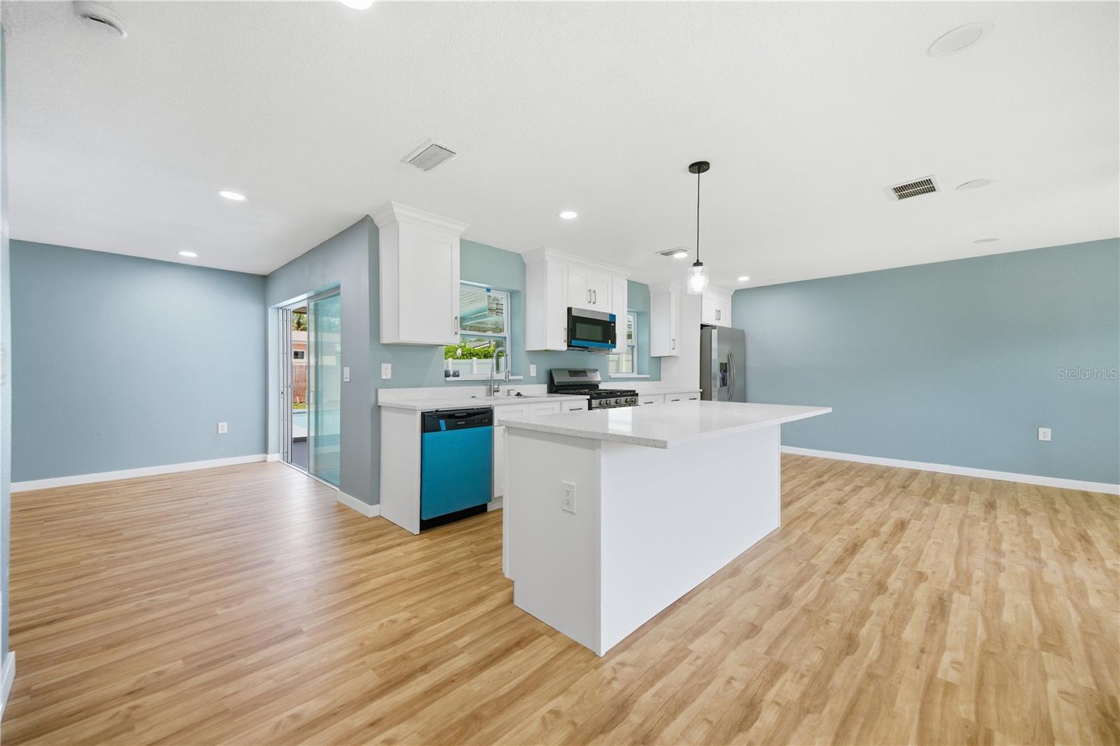 5920 DENVER ST NE — photo 6