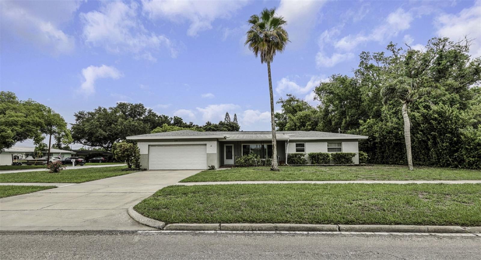 2077 DRUID RD E — photo 4