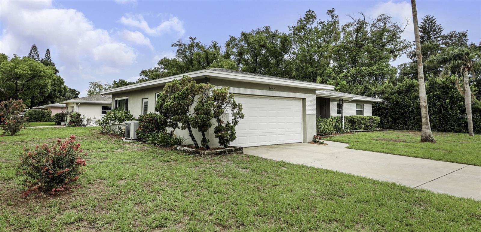 2077 DRUID RD E — photo 6