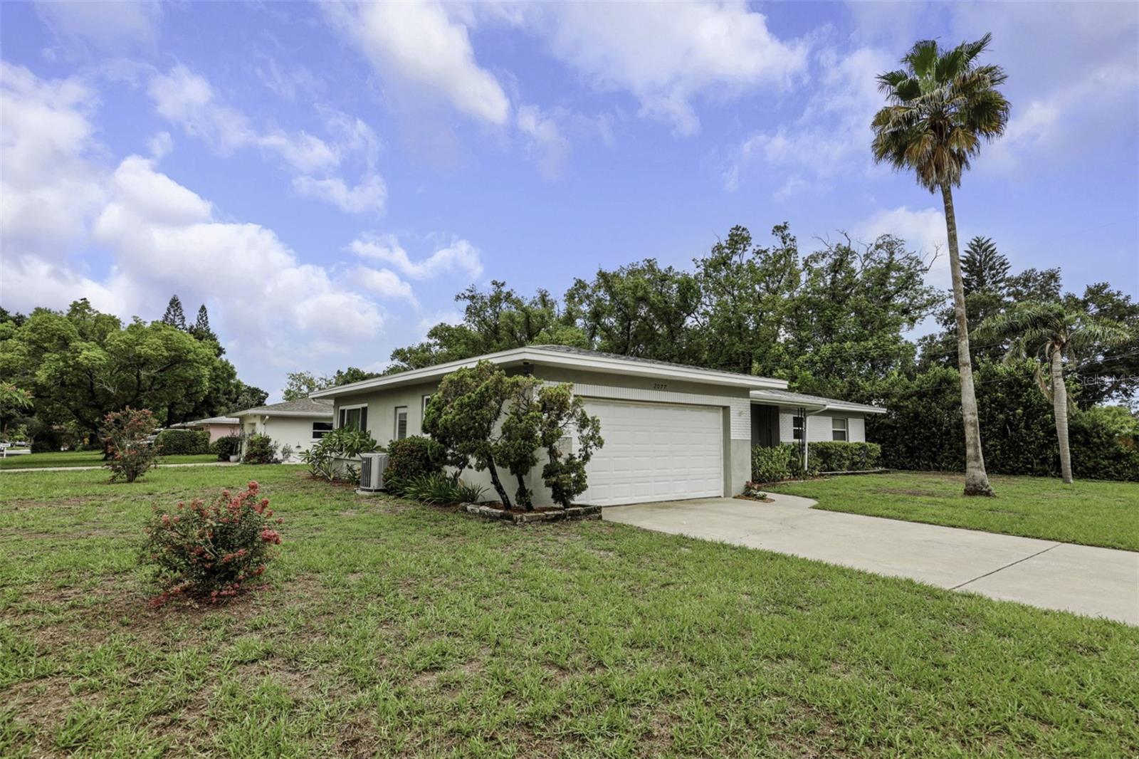 2077 DRUID RD E — photo 5