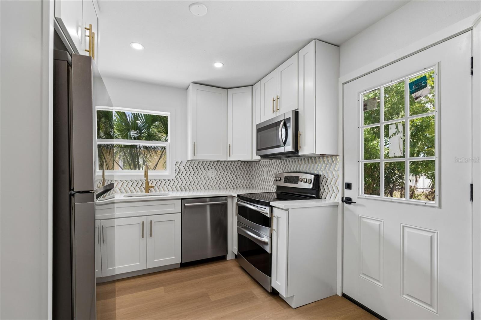517 HAMPTON AVE NE — photo 2