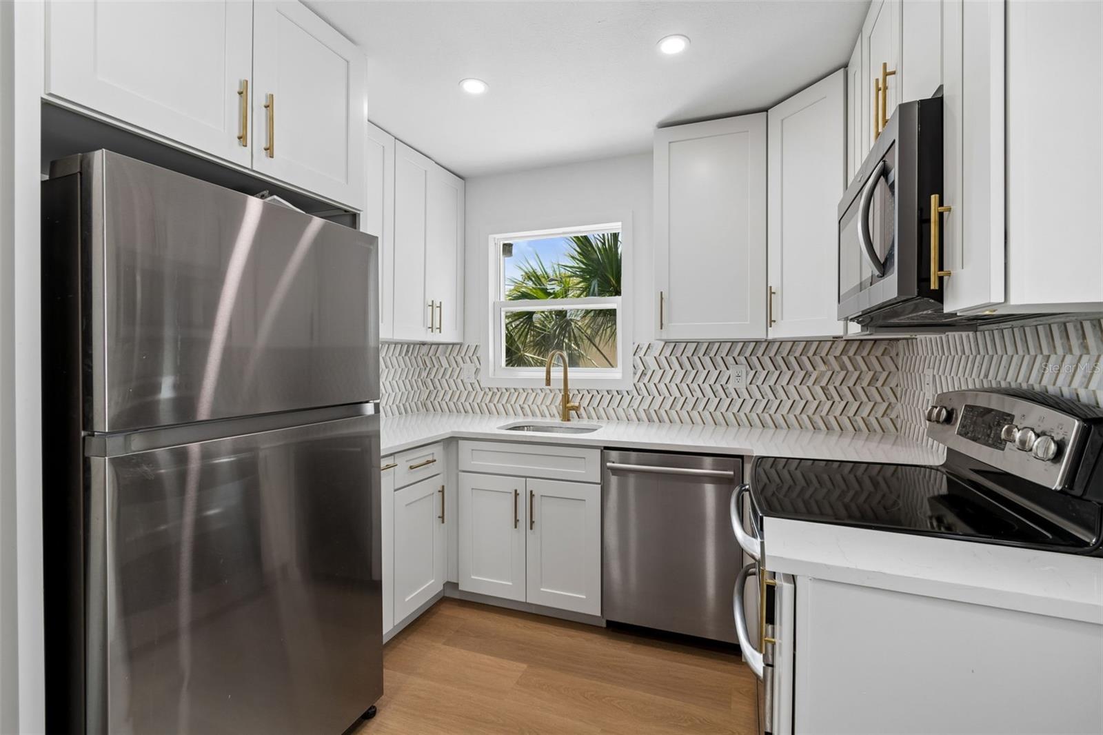 517 HAMPTON AVE NE — photo 3