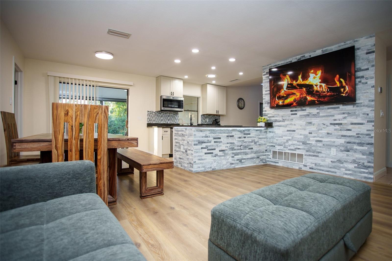 2719 FOREST KNOLL DR — photo 2