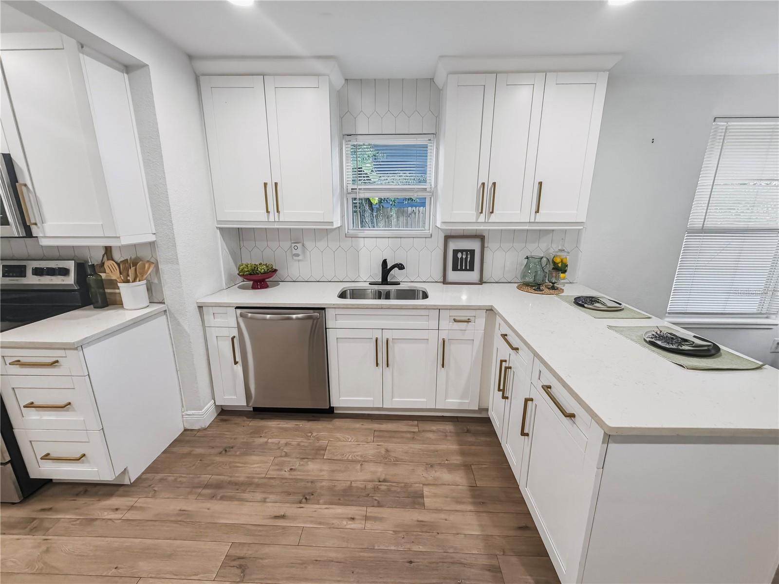 210 E CLUSTER AVE — photo 48