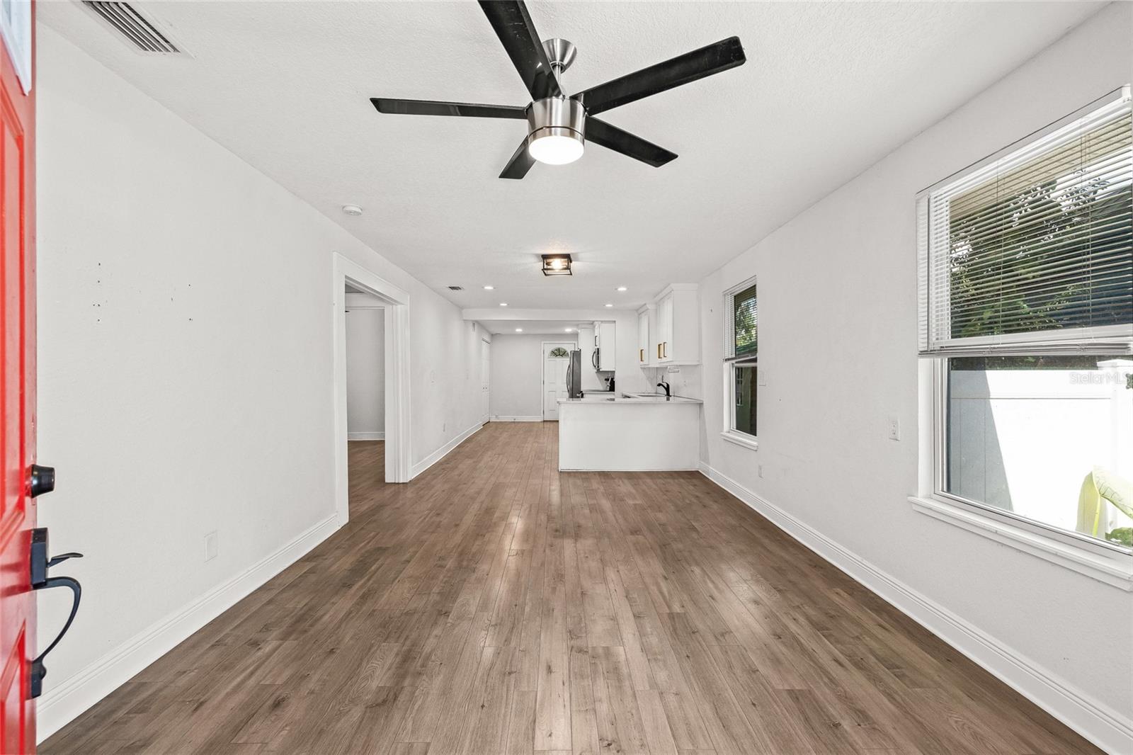 210 E CLUSTER AVE — photo 9