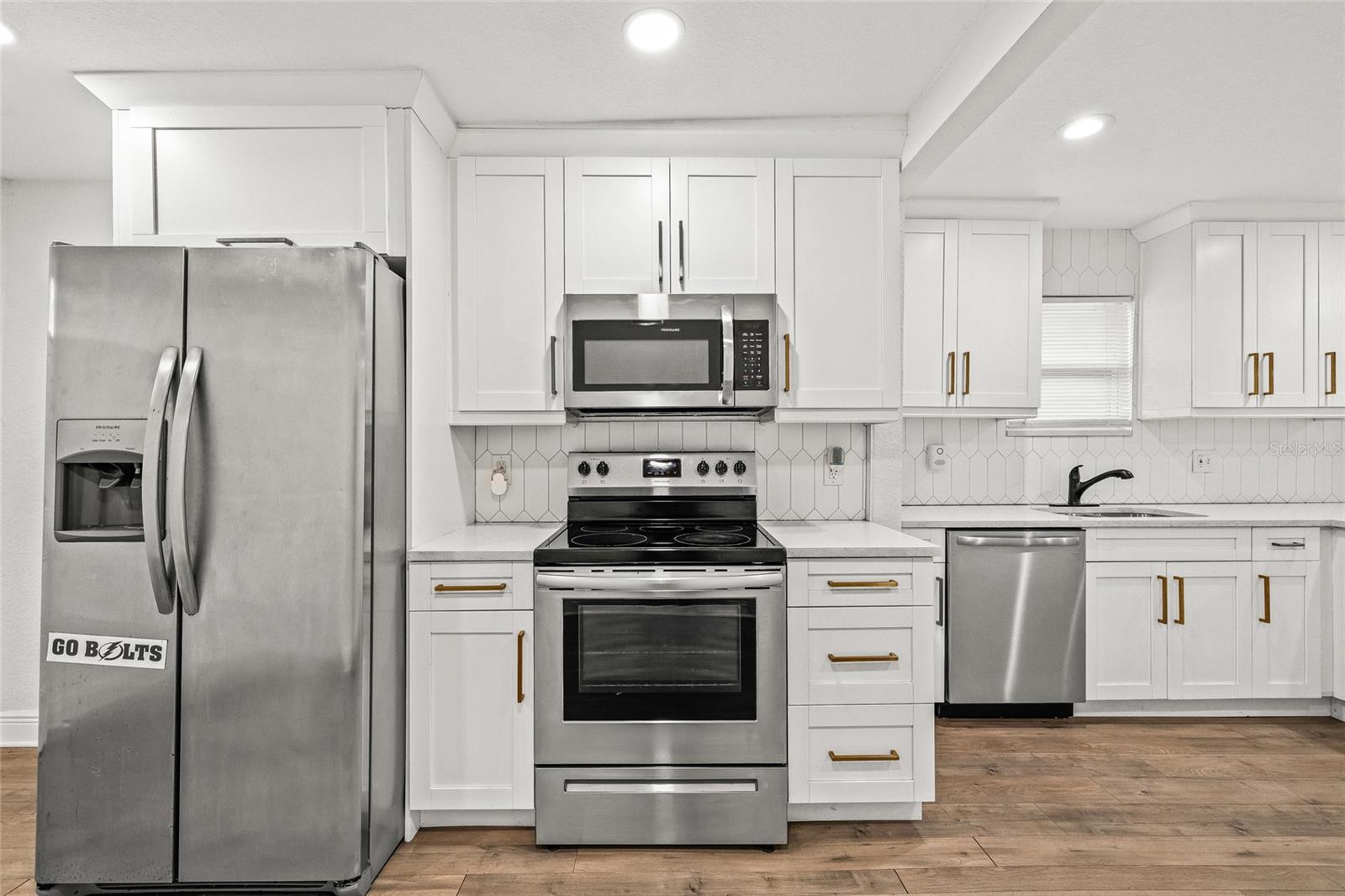210 E CLUSTER AVE — photo 17