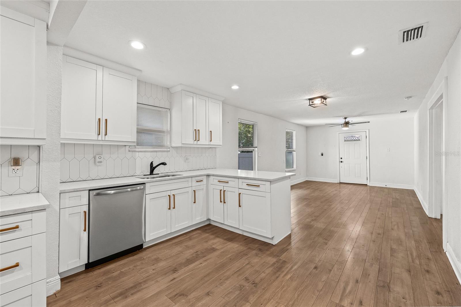210 E CLUSTER AVE — photo 16