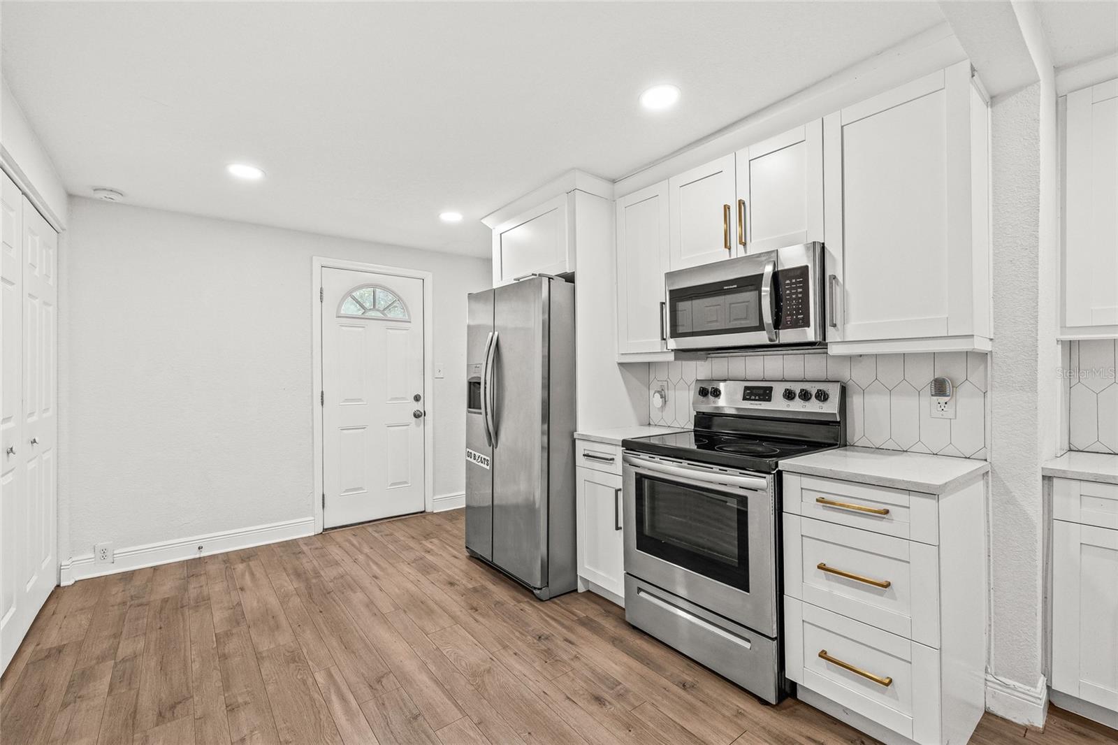 210 E CLUSTER AVE — photo 15