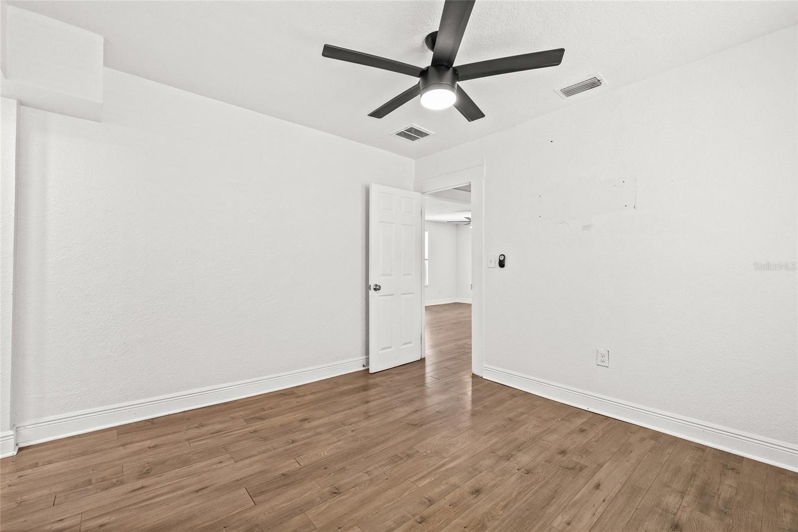 210 E CLUSTER AVE — photo 27