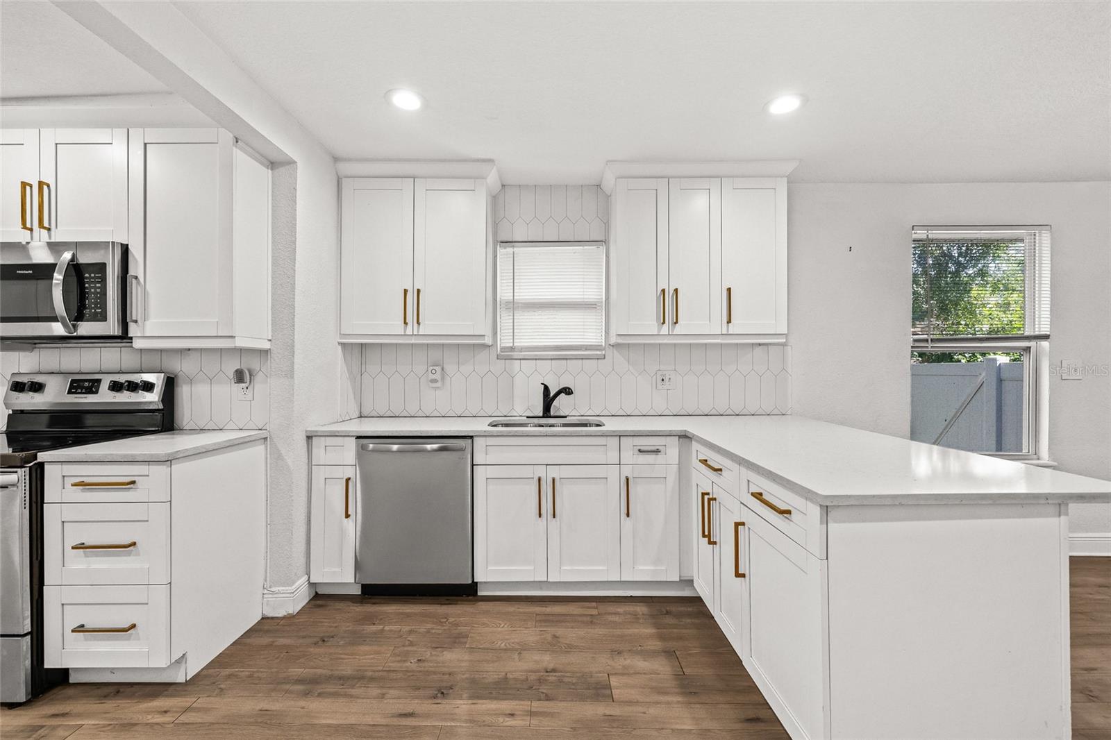 210 E CLUSTER AVE — photo 14