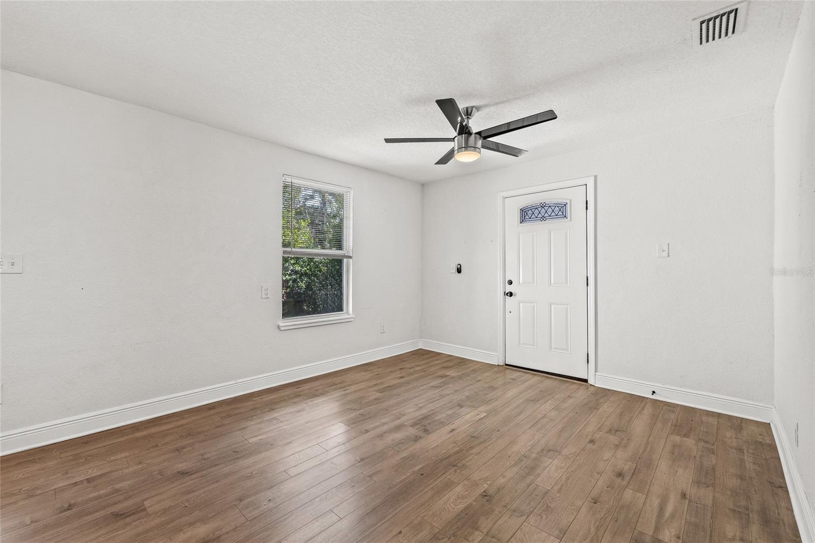 210 E CLUSTER AVE — photo 11
