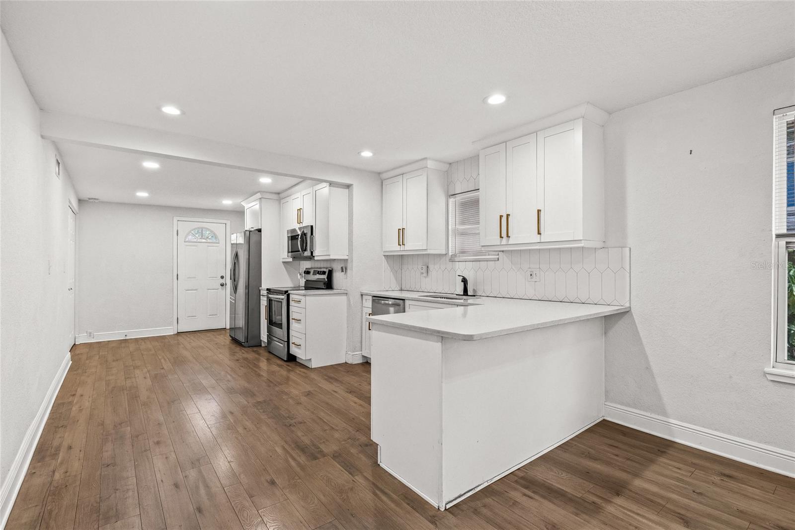 210 E CLUSTER AVE — photo 13