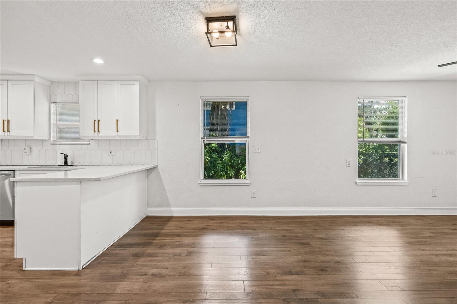 210 E CLUSTER AVE — photo 12