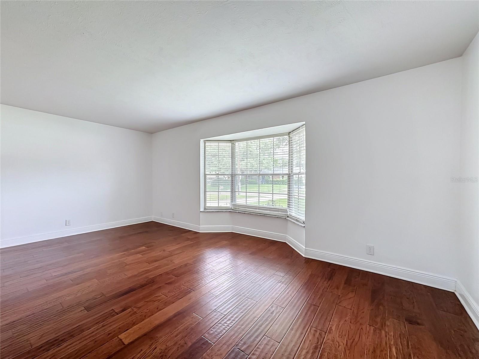 514 W HILDA DR — photo 8