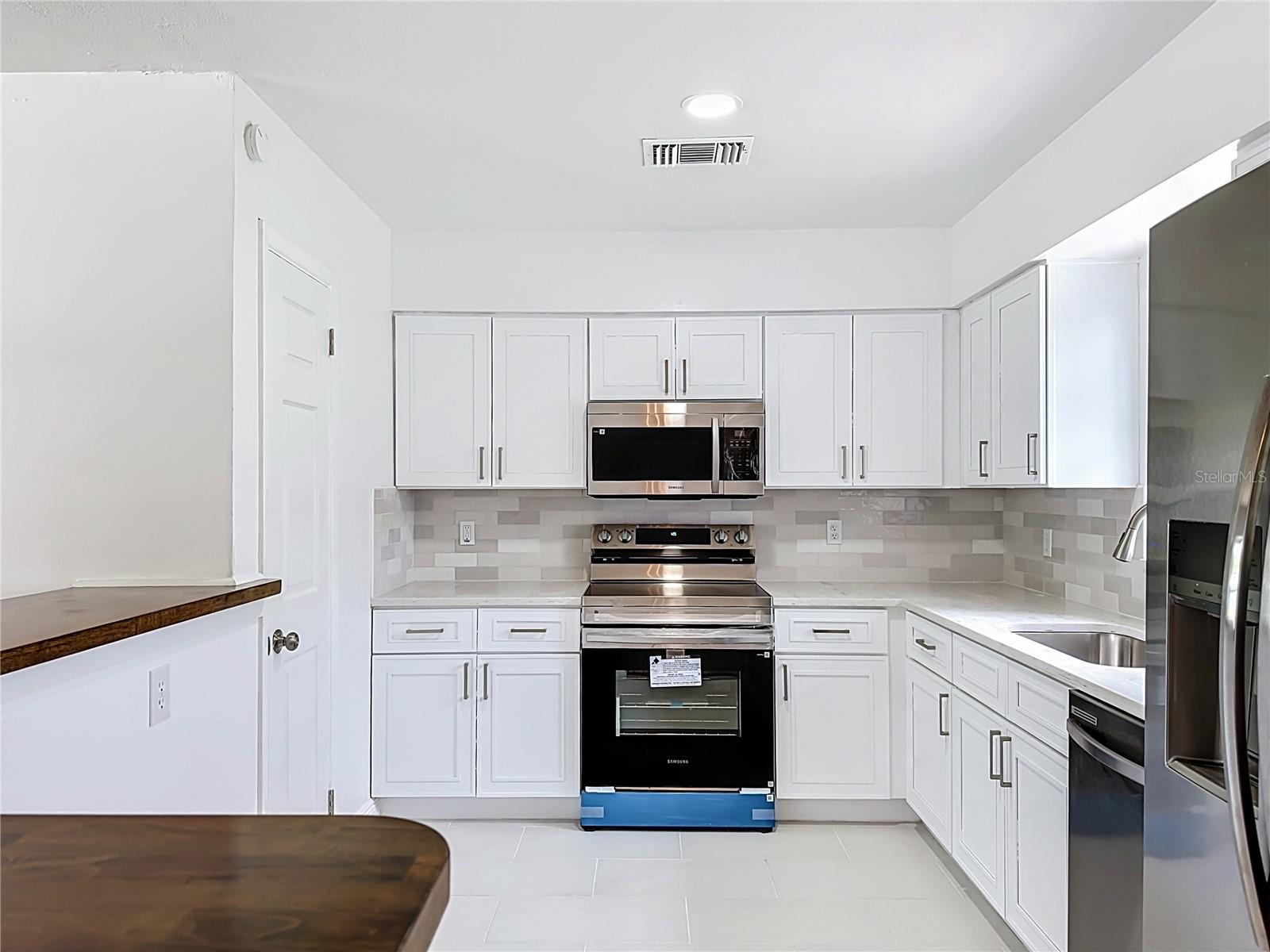 514 W HILDA DR — photo 23