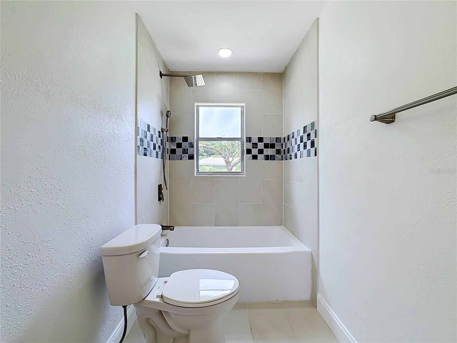 514 W HILDA DR — photo 46