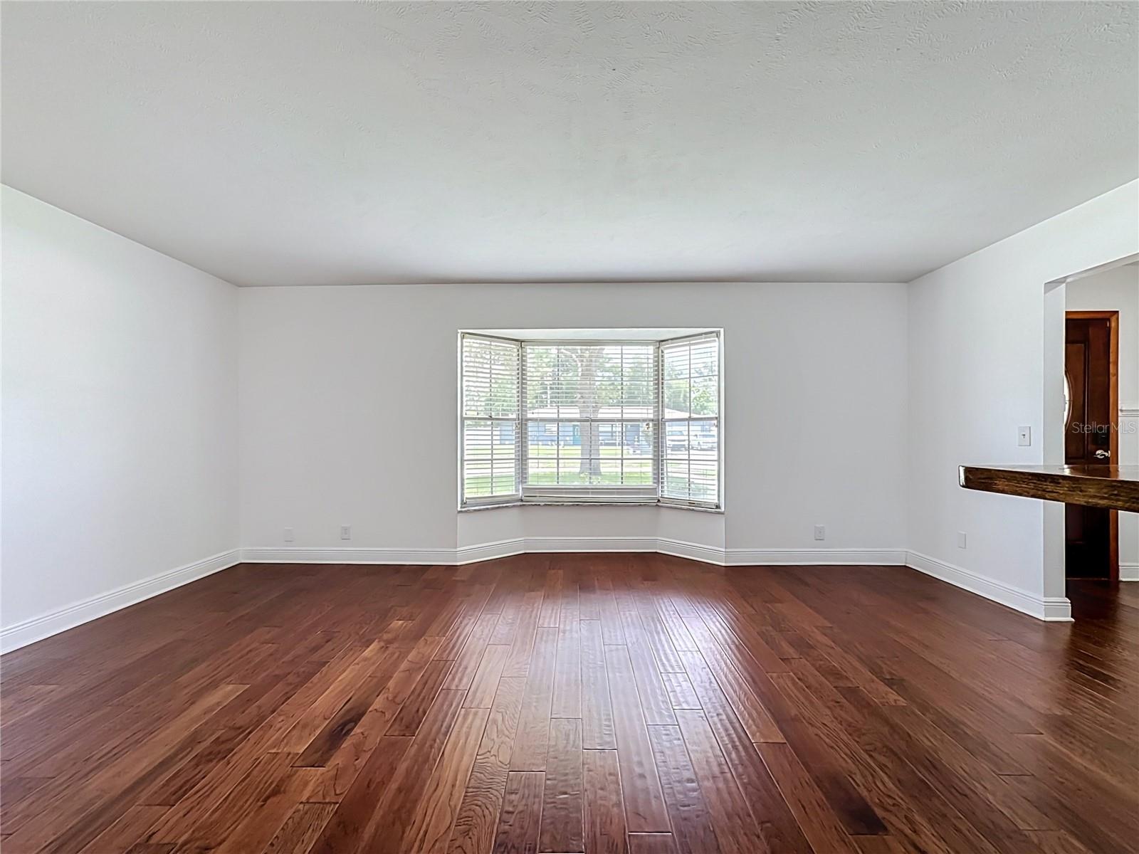 514 W HILDA DR — photo 10