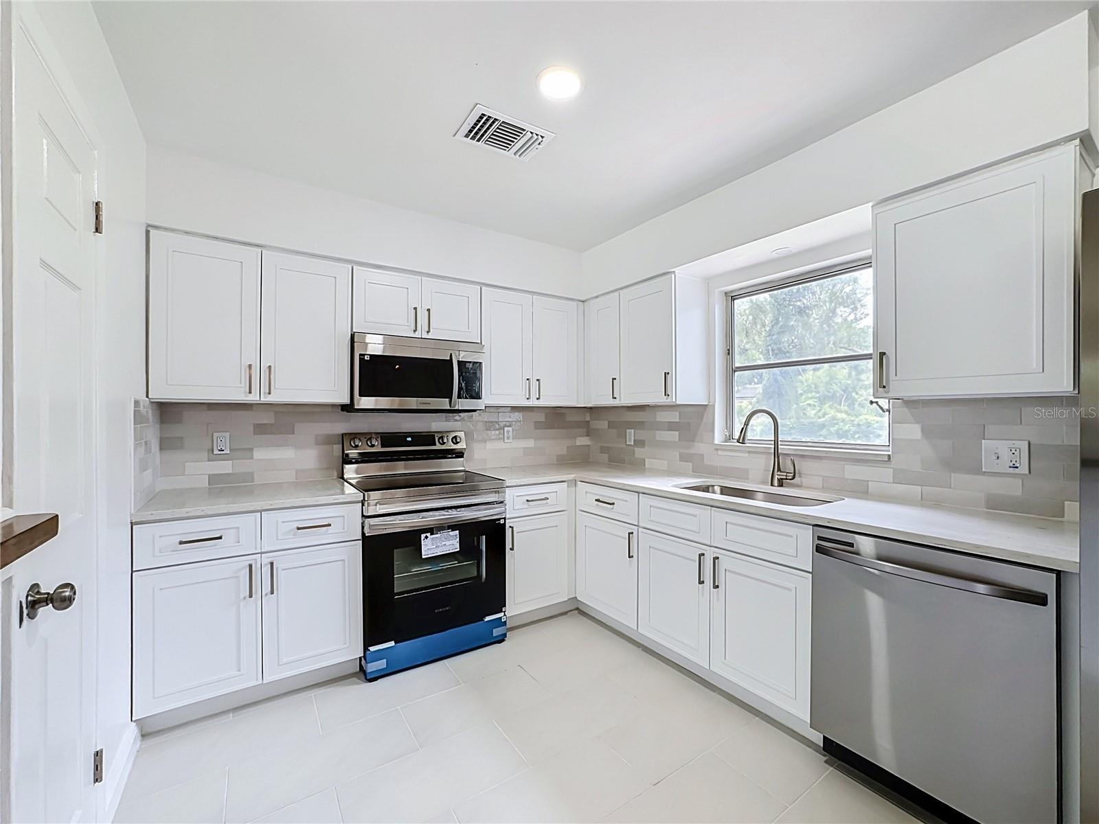 514 W HILDA DR — photo 25