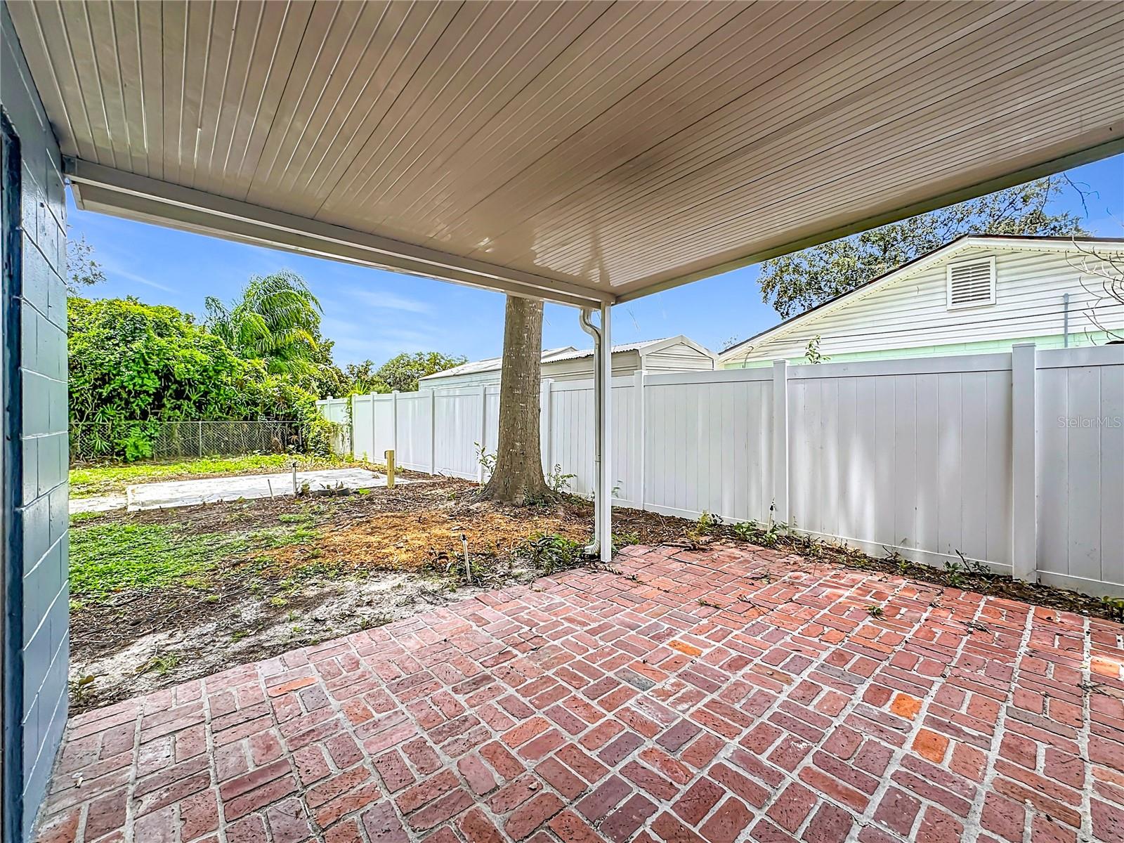 514 W HILDA DR — photo 49