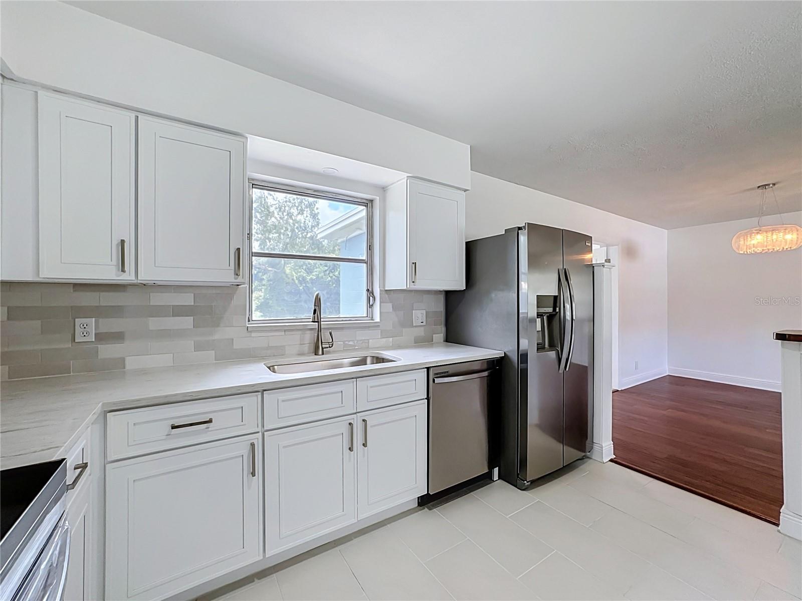 514 W HILDA DR — photo 27