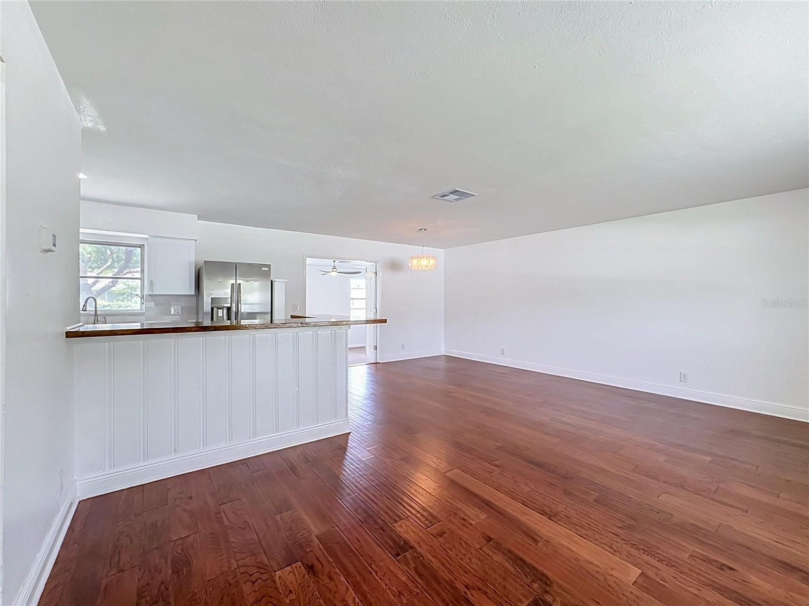 514 W HILDA DR — photo 11