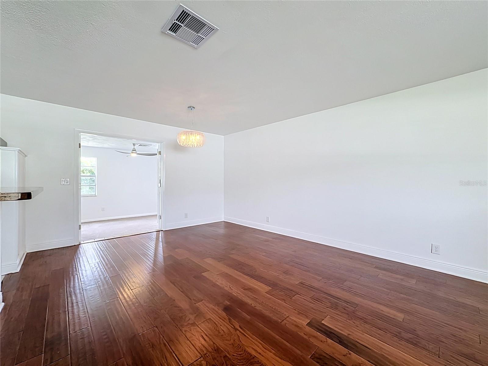 514 W HILDA DR — photo 17
