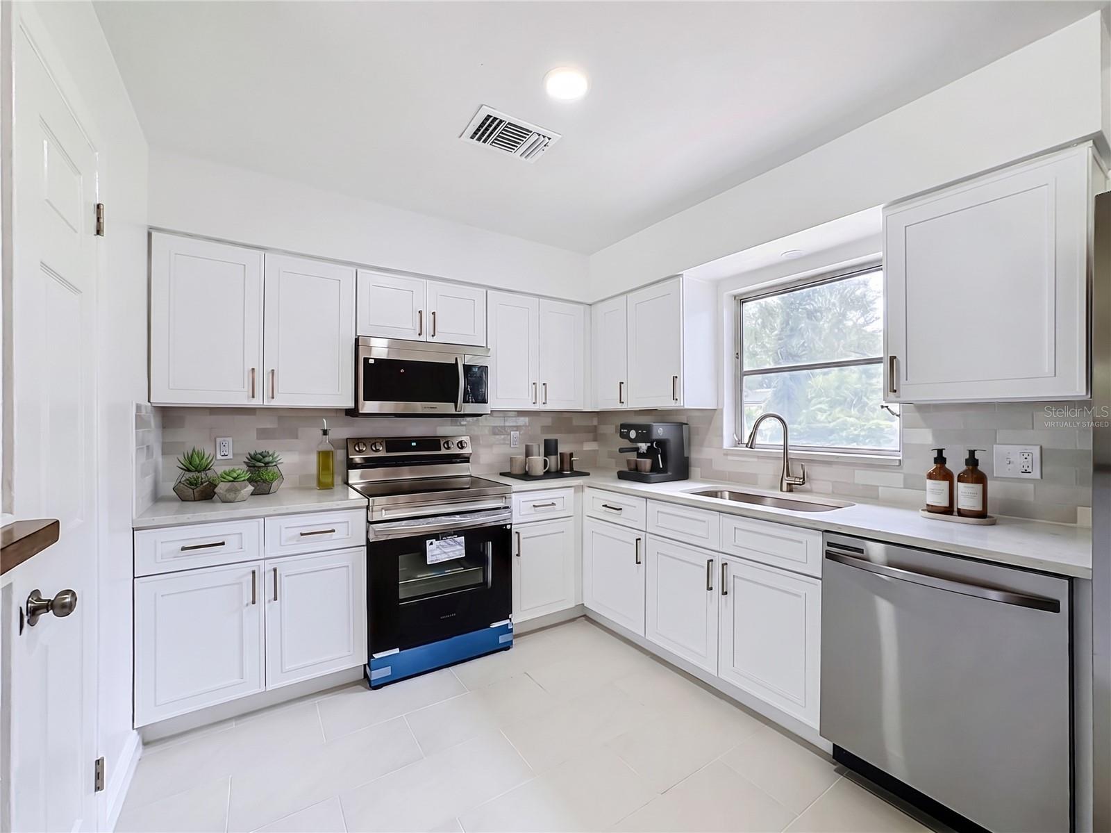 514 W HILDA DR — photo 24