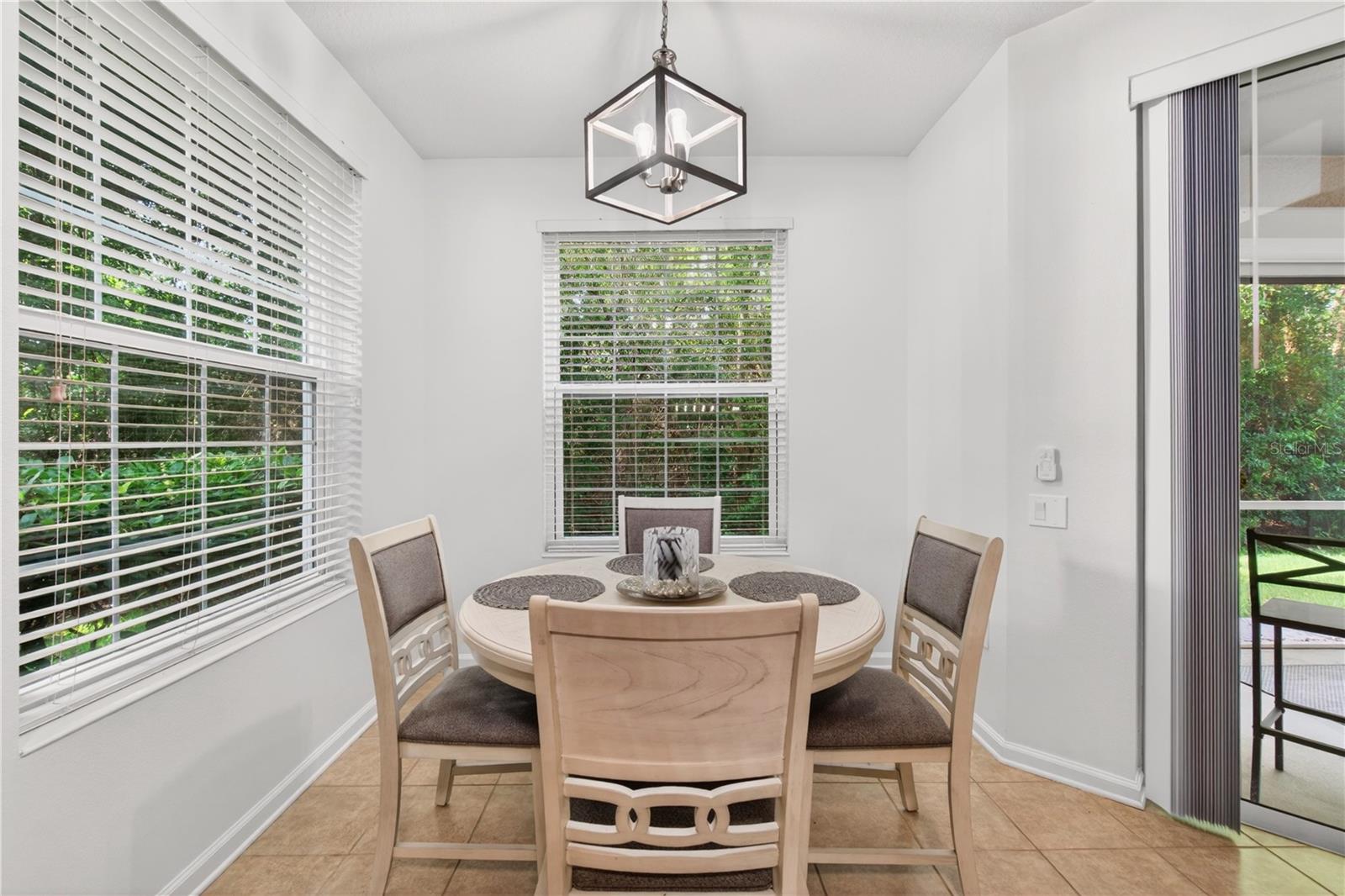 852 LANTERN WAY — photo 23