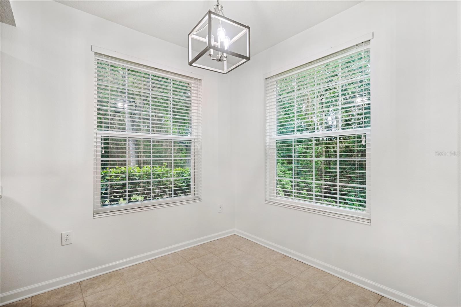 852 LANTERN WAY — photo 24